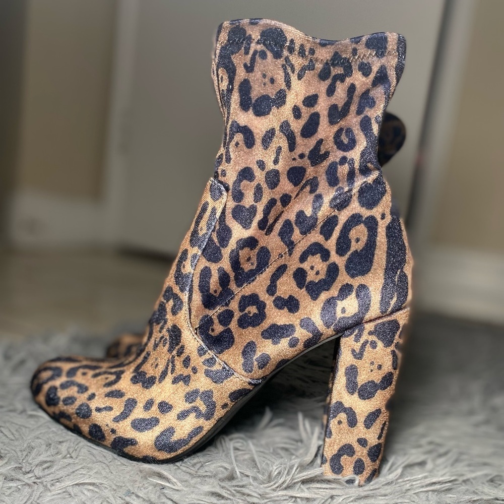 Steve Madden Edit Velvet Chunky Leopard Sock Booties in size 8.5. - Picture 12 of 12
